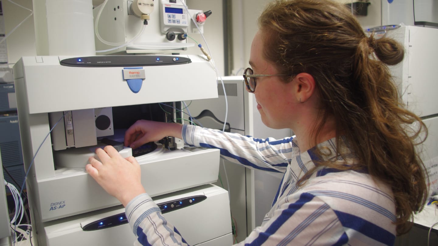 AECMS Enables Robust Analysis of Polar and Ionic Metabolites