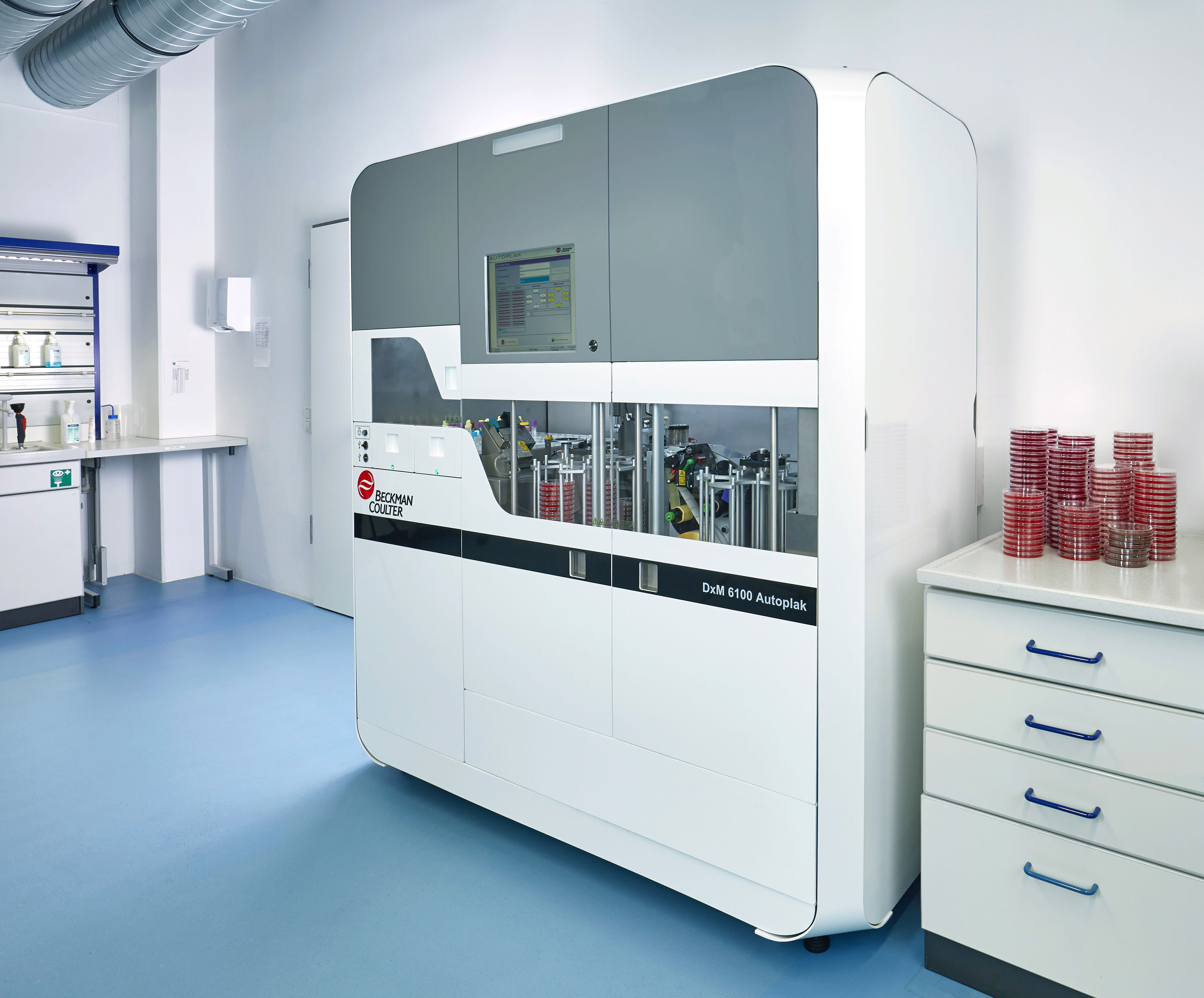 Robust Microbiology Lab Automation within a flexible and compact footprint
