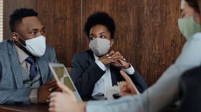 保健差异和COVID-19:医学专业板