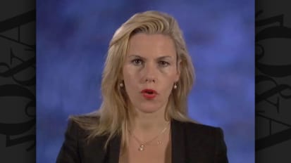 Ademas de las alteraciones moleculares identificadas por NGS, que informacion adicional es proporcionada por estos informes que resulte critica para la seleccion de drogas?