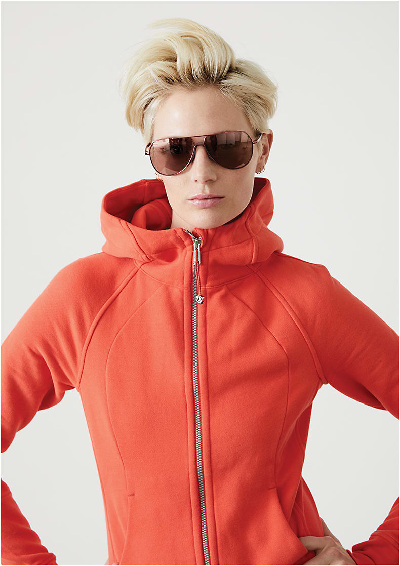 ON COURSE
The Nike Outrider EV1086 from Marchon sends it in an amped-up metal aviator, shown in Total Crimson, with performance details like a ventilated rubber nose bridge and gripping temple tips.