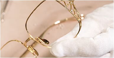 6. The First Steps.  
The production cycle starts with the manufacture of the frame’s frontal sections and temples. It then moves to the frame tumbling finishing process, where any flaw in the material is eliminated.