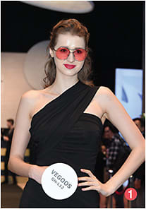 ➊ The Eyewear Parade runway show was presented to a standing-room-only crowd.