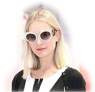 Ana Kondratjeva models spring fashion trends at a Pop-Up Talk led by EB editor-in-chief Erinn Morgan