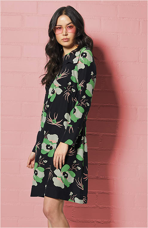 Pop Pink
The MYKITA Studio 7.1 combines glossy gold stainless steel with Jelly Pink lenses reminiscent of Pantone Color of the Year, Living Coral.