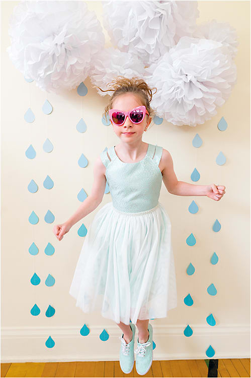 JUMPIN’ IN THE RAIN
On Giada: Stella McCartney SK0001S from Kering Eyewear, an oversized cat-eye sunglass in hot pink/orange with Falabella detailing on the top.