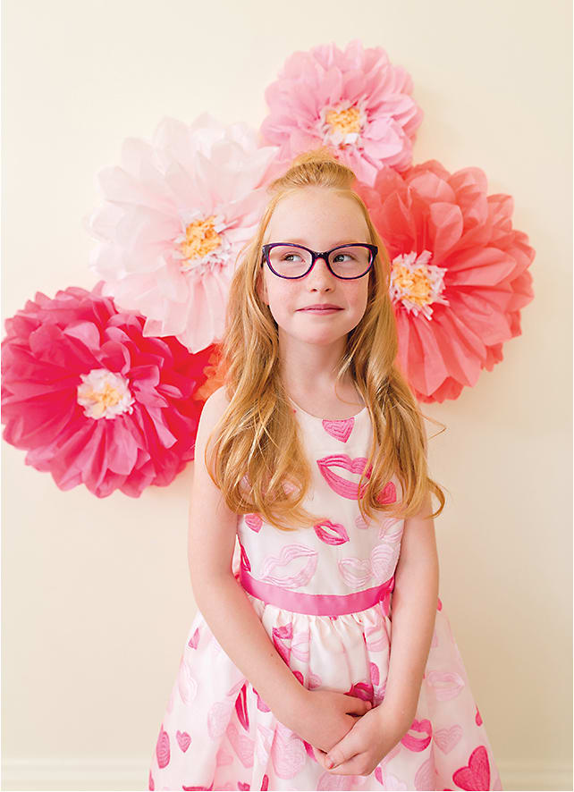 THE CAT’S MEOW
On Izzy: GUESS style GU9169 in color 83 from Marcolin is a subtle cat-eye shape offered in a wide chromatic palette.