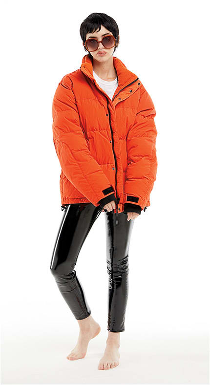 RETRO MODERN.
The rag &amp; bone RNB1031/G/S from Safilo sends it in a boldly oversized vintage shape, brought down to earth in brown acetate with metal rims and metal wire temples.
Clothing courtesy rag &amp; bone.