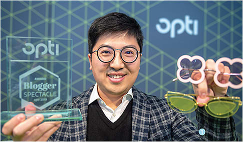 1 Brian Hou of Rounder Rounder rejoices with the Blogger Spectacle Award.