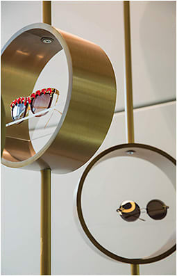 Rotating circles show the eyewear from every angle