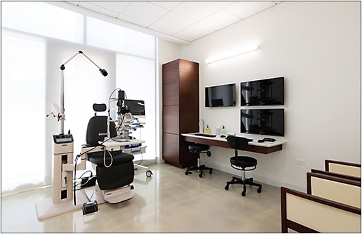 Figure 1. Multifunctional room with A/B-scan, ultrasound biomicroscopy, and 819-nm diode laser.