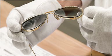 9. The Final Steps.
The production cycle of a frame ends in the assembly phase. The final touch is the finishing phase, where lenses and frames are examined, mechanics of the temples are checked, and hinges are adjusted/oiled.