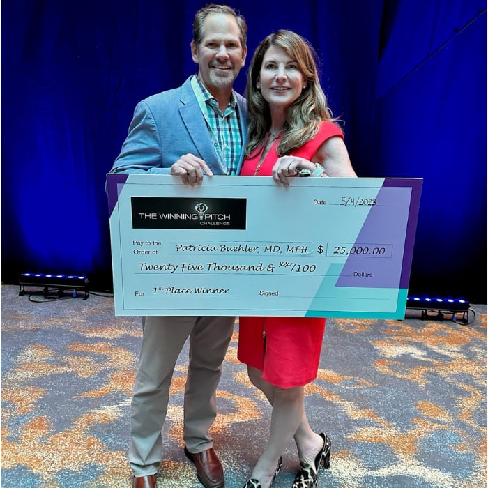 Dr. Buehler and her husband and Osheru co-founder Knute Buehler, MD, holding the Winning Pitch Challenge top prize at Eyecelerator during ASCRS in 2023.