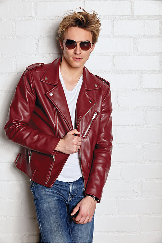 SARTORIAL COOL
Ray-Ban 3557 sunglass from Luxottica in gold metal aviator shape.