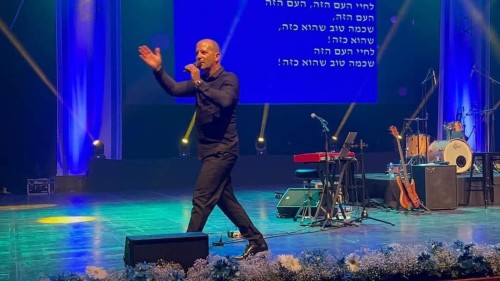 יובל עם דגל ישראל