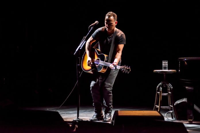 12_Bruce-Springsteen-in-SPRINGSTEEN-ON-BROADWAY_Photo-by-Rob-DeMartin-1