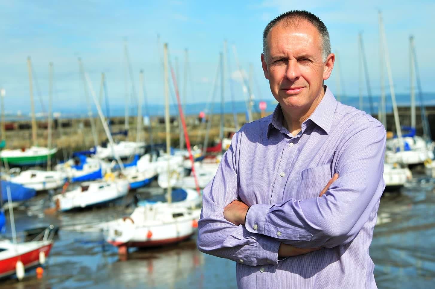 David Lee, Podcast host]