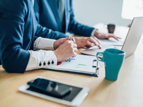 We provide urgent support to UK and international client organisations to help them manage allegations of bribery and corruption when they arise.