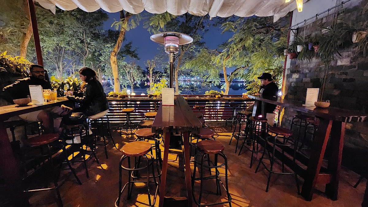Standing Bar in Tay Ho, Hanoi