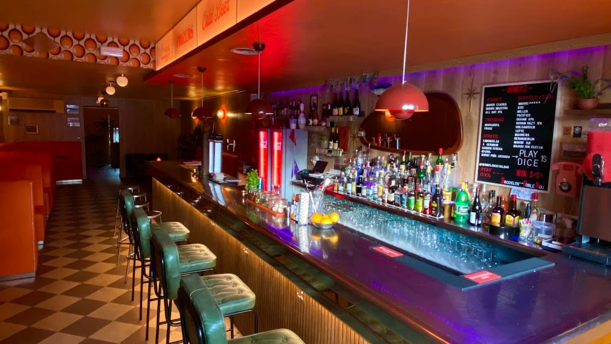 Henry's Bar