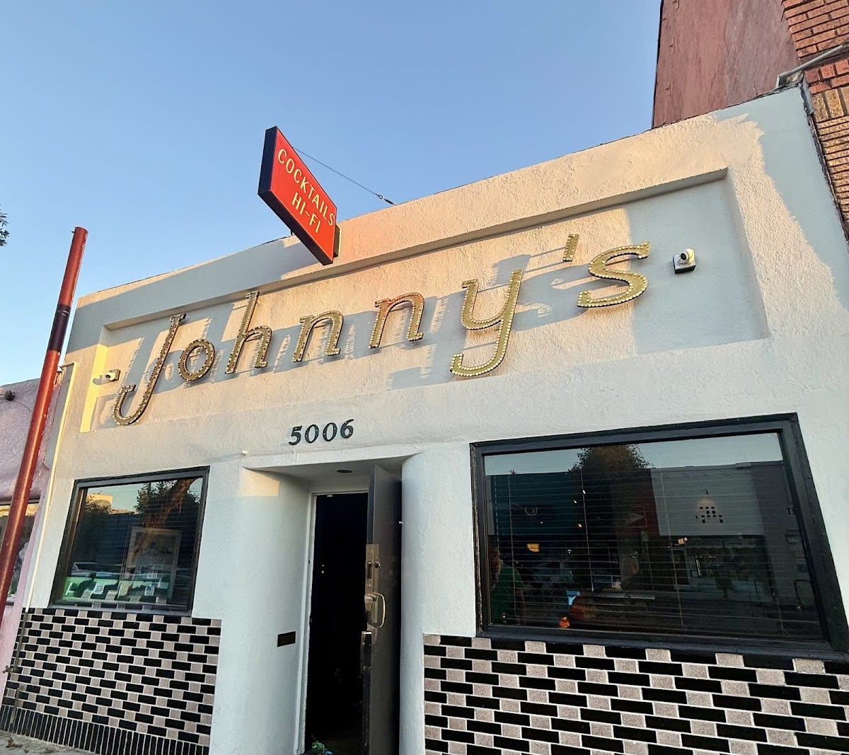 Johnny's - Cocktails & Hi-Fi