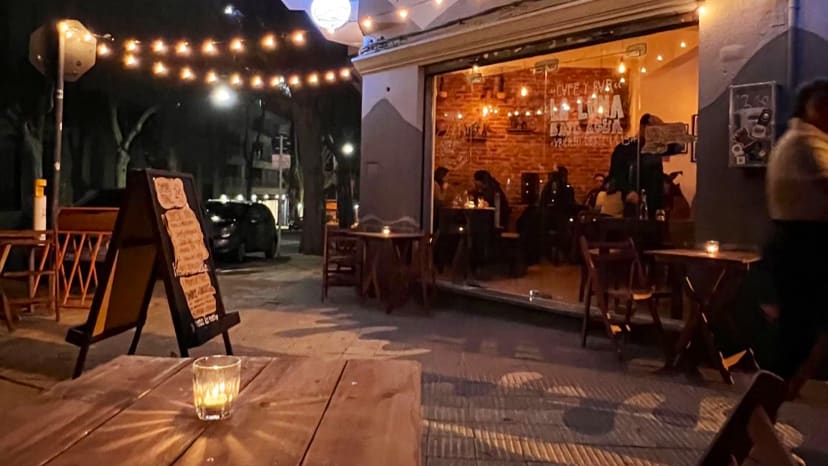 La Luna bajo agua Bar & Café
