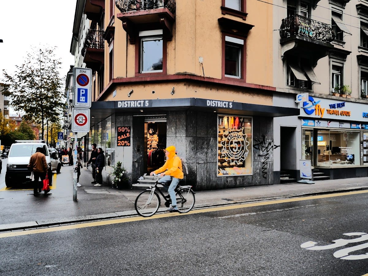 District 5 sneakerstore