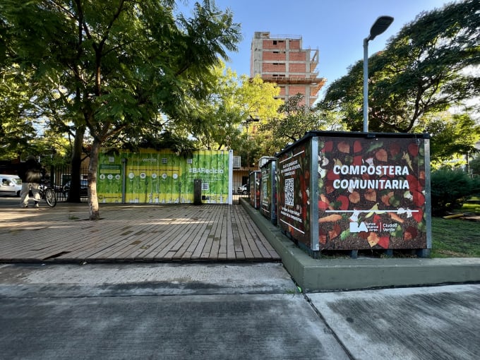 A photograph of a Punto Verde shipping container and Compostera Comunitaria compost bins in Buenos Aires.