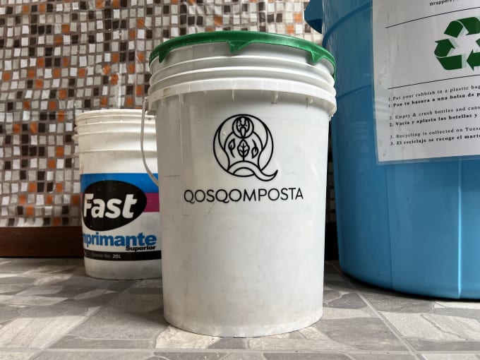 A photograph of a Qosqomposta-branded bucket.