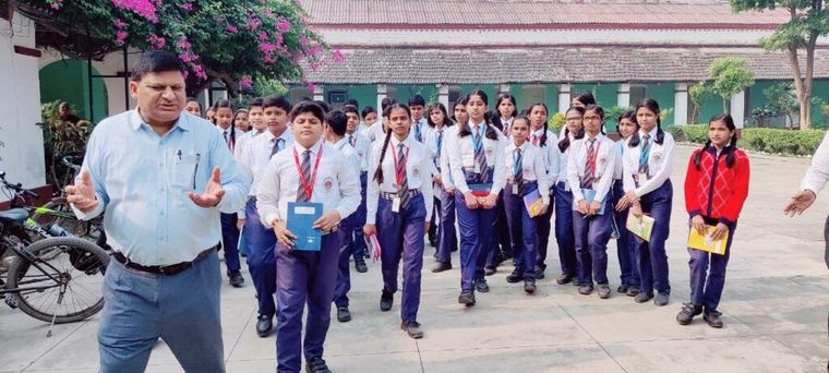 Class 6 students of Sunbeam School Ballia visiting Kunwar Singh Inter College — photograph 1 of 4