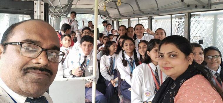 Class 6 students of Sunbeam School Ballia visiting Kunwar Singh Inter College — photograph 2 of 4