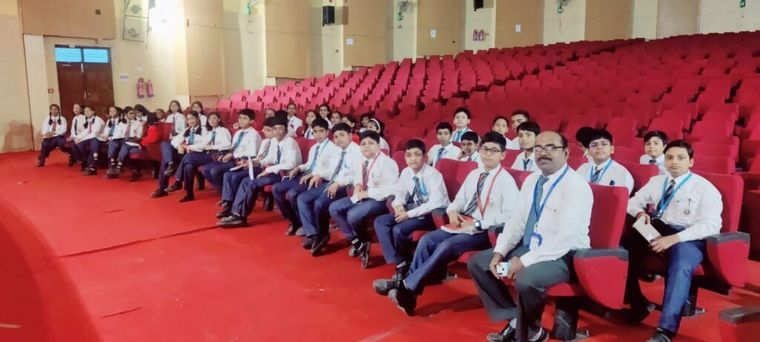 Class 6 students of Sunbeam School Ballia visiting Kunwar Singh Inter College — photograph 3 of 4