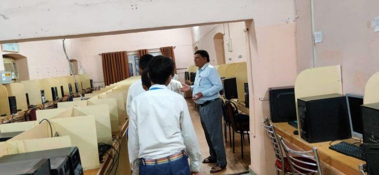 Class 6 students of Sunbeam School Ballia visiting Kunwar Singh Inter College — photograph 4 of 4