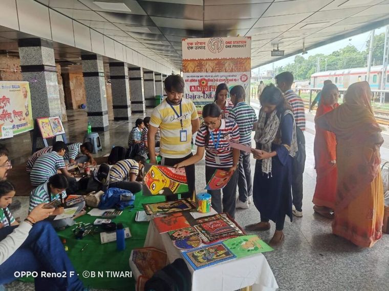 Sunbeam School Ballia students painting live at Ballia railway station — photograph 1 of 4
