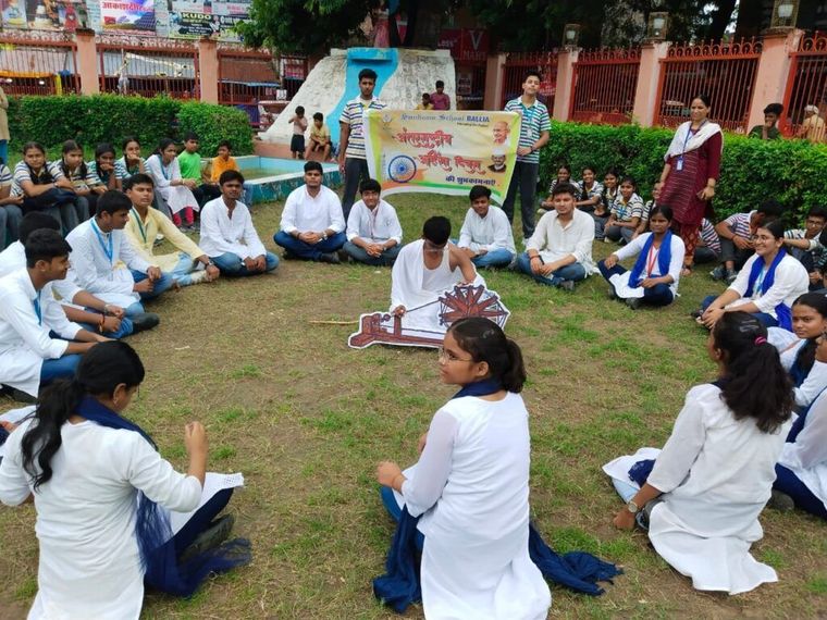 Sunbeam School Ballia students painting live at Ballia railway station — photograph 3 of 4