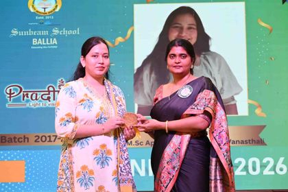 An alumna of the 2017 batch receiving her medallion at Pradiptam 2.0, her master’s subject on the screen behind her.