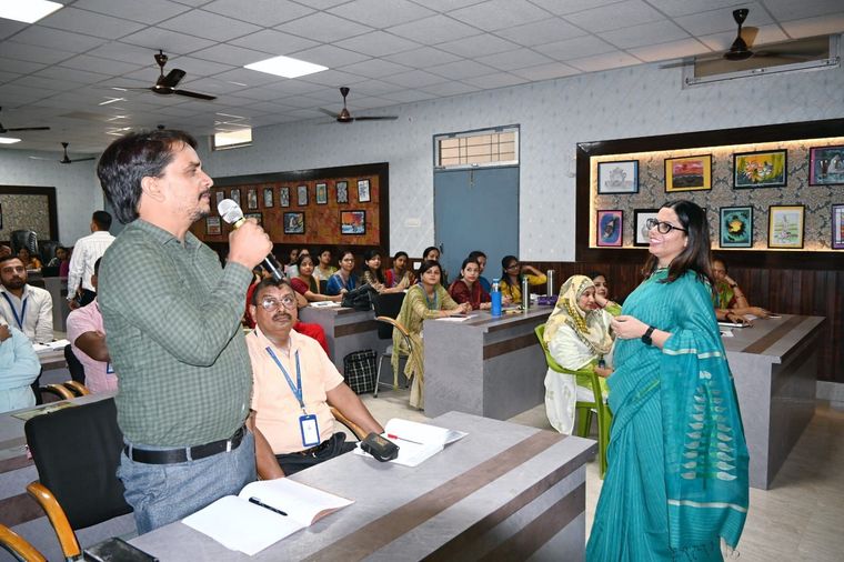 En riching Session with Mrs. Soma Singh at Sunbeam School Ballia at Sunbeam School Ballia — photograph 19 of 81
