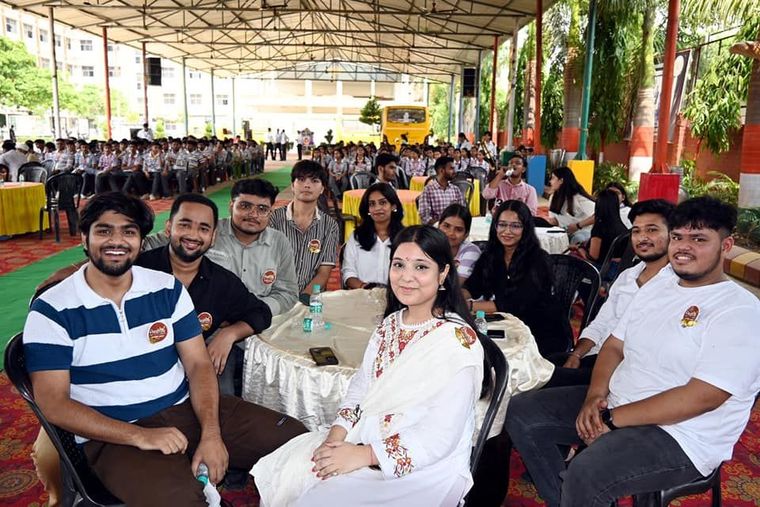 Welcoming all our alumni with love and affection in the event "Pradeeptam" Light to Vision at Sunbeam School Ballia — photograph 14 of 72