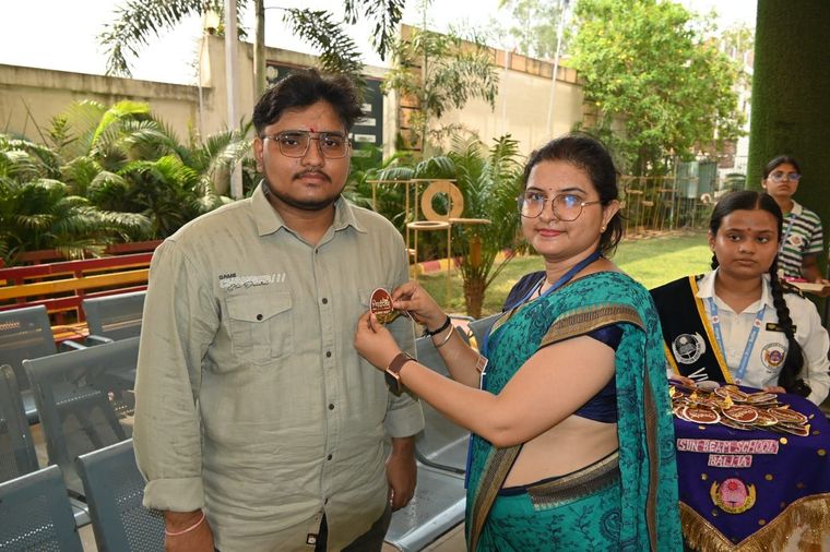 Welcoming all our alumni with love and affection in the event "Pradeeptam" Light to Vision at Sunbeam School Ballia — photograph 54 of 72