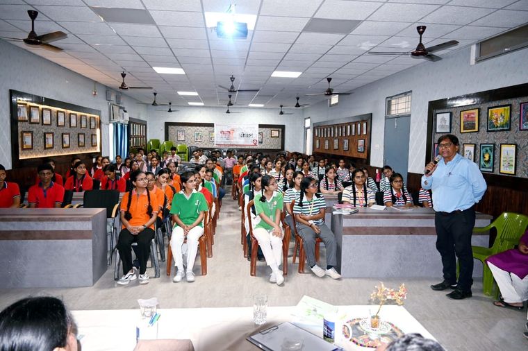 परी क्षाओं को पारदर्शी बनाए " संवाद at Sunbeam School, Ballia at Sunbeam School Ballia — photograph 24 of 38