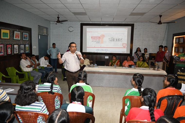 परी क्षाओं को पारदर्शी बनाए " संवाद at Sunbeam School, Ballia at Sunbeam School Ballia — photograph 30 of 38