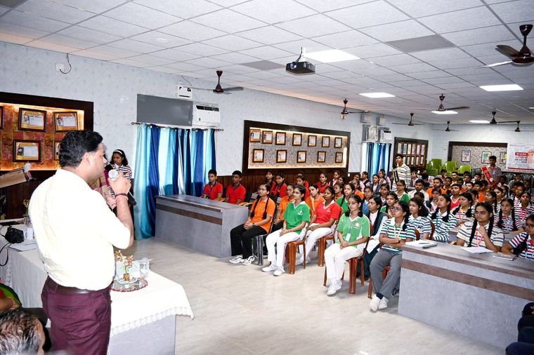 परी क्षाओं को पारदर्शी बनाए " संवाद at Sunbeam School, Ballia at Sunbeam School Ballia — photograph 32 of 38