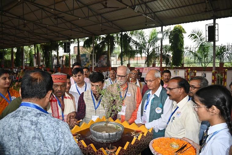 राष्ट्रीय साहित्य समारोह 2024 का आयोजन at Sunbeam School Ballia — photograph 19 of 26