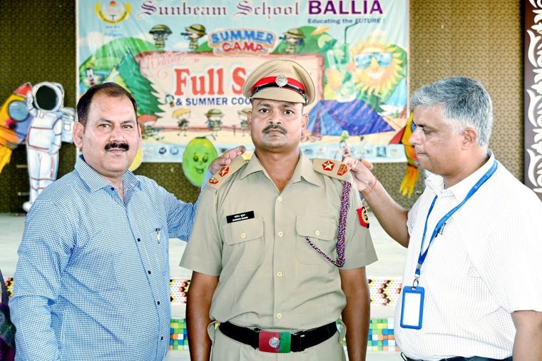 PI PS ON THE SHOULDERS of Mr. Rajendra Singh ( ANO), Sunbeam school Ballia at Sunbeam School Ballia — photograph 2 of 6