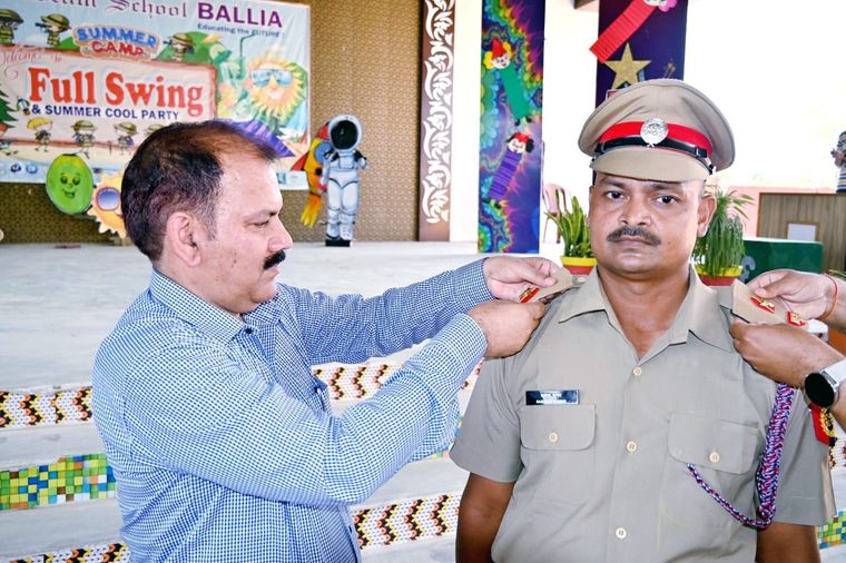 PI PS ON THE SHOULDERS of Mr. Rajendra Singh ( ANO), Sunbeam school Ballia at Sunbeam School Ballia — photograph 6 of 6