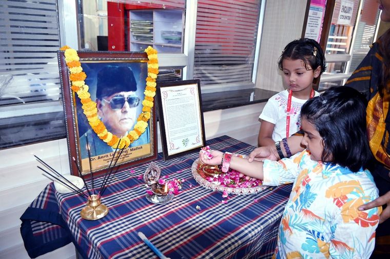 Solemn tribute to Dr. Amrit Lal 'Ishrat' Madhok at Sunbeam School Ballia — photograph 4 of 8