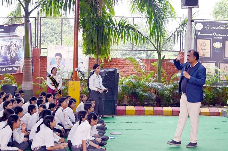 An Inspiring Session with Prof. Rameshwar Dubey! at Sunbeam School Ballia — photograph 5 of 14