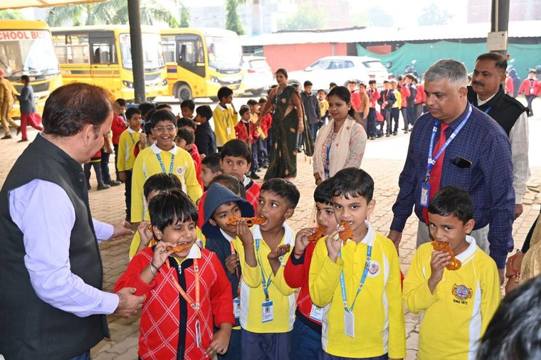 “Life may have twists… but at least jalebi has sweet ones!” at Sunbeam School Ballia — photograph 3 of 8