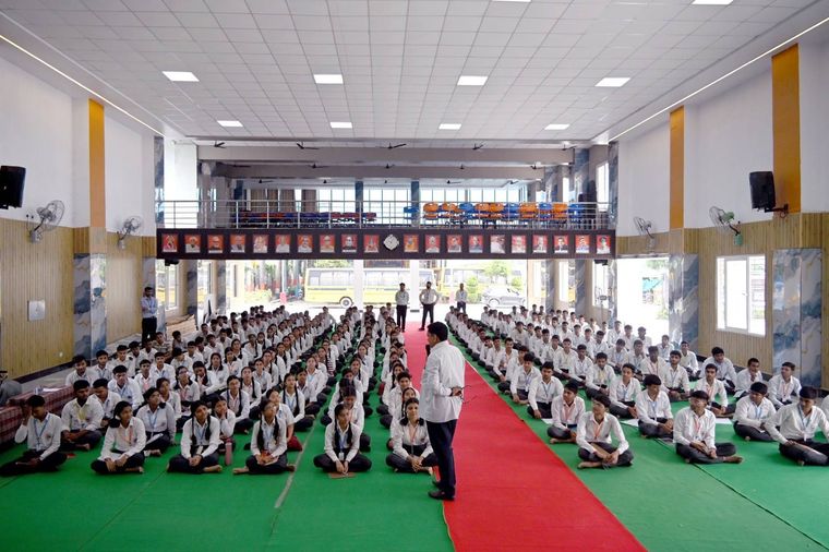 एक आदर्श गुरु, अभिभावक, मार्गदर्शक, आलोचक और प्रधानाचार्य को आज अपने कर्म स्थली पर स्वागत कर अभिभूत… at Sunbeam School Ballia — photograph 3 of 8