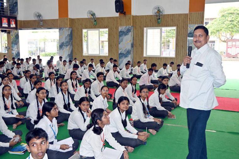 एक आदर्श गुरु, अभिभावक, मार्गदर्शक, आलोचक और प्रधानाचार्य को आज अपने कर्म स्थली पर स्वागत कर अभिभूत… at Sunbeam School Ballia — photograph 2 of 8